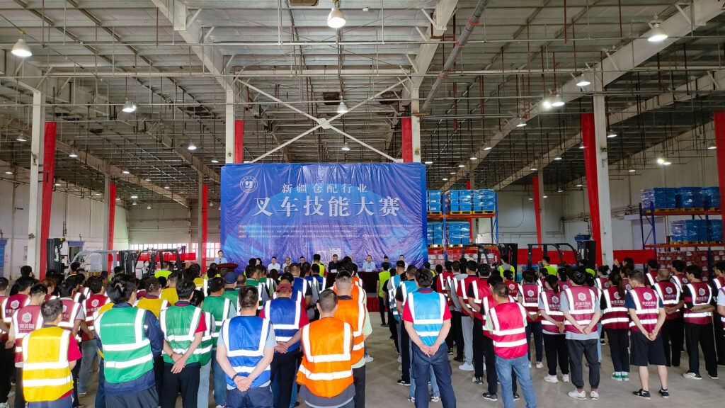 2024年新疆仓配行业叉车技能巅峰对决： 安全与效率并重，工匠精神闪耀赛场